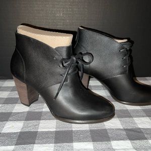 UGG womens Mackie Leather lace up block wood high heel ankle booties black